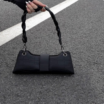 A Niche Design With High - end Texture And Western Style Single Shoulder Baguette Bag - Maricel Long
